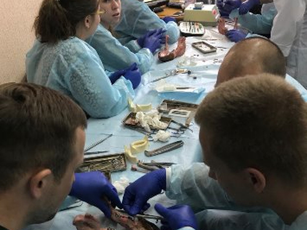Засідання студентського наукового гуртка кафедри – напрямок секції «стоматологічна імплантологія».